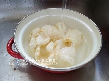 step5: 炆鴨腳期間將浸好的魚肚沖一沖洗乾淨