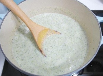 step5: 將湯頭材料用攪拌棒或果汁機打成泥狀。加入牛奶及鮮奶油小滾後加入干貝稍調味煮至熟，將蝦子一同盛碗即完成囉。