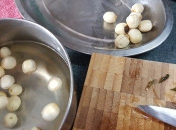 step1: 蓮子乾用清水浸1小時以上，再用刀仔或較剪挑出苦蕊待用