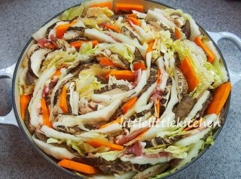 step5: 切段，排放在鍋內，空隙位可放入材料填滿，倒入雞湯連水半杯，
蒸爐 100 度蒸 25 - 30 分鐘 ( 另可加蓋明火煮滾後中細火煮約 20 分鐘 )