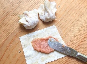 step6: 用抹刀取適量的絞肉內餡抹在餛飩皮上,包成型即可。