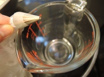 step8: 預熱焗爐160度。將蛋糕糊放入有尖唧花咀的唧袋