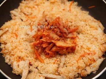 step3: 接著將泡菜與調味料倒入鍋中拌炒均勻後備用。