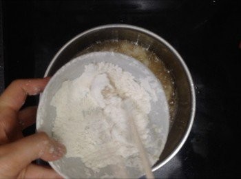 step11: 下油鍋前再撲多一次粉，確保柚皮是乾身下鍋