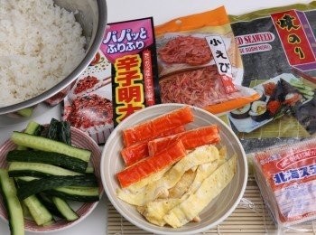 step1: 浸好壽司米(30分鐘)。1杯米可以包2卷壽司。飯煮好後，請等待20分鐘。加入壽司醋 (或白醋+糖+少少鹽)，邊加邊拌勻和儘快吹涼壽司飯。餡料請隨個人喜好選擇。