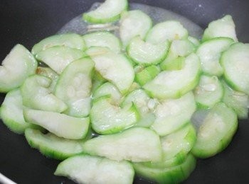 step4: 接著開蓋後倒入米酒~讓酒精稍微蒸發掉!!!