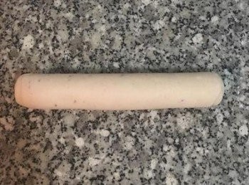 step5: 捲成圓筒狀，並稍為滾ㄧ下，結合線那面朝下。