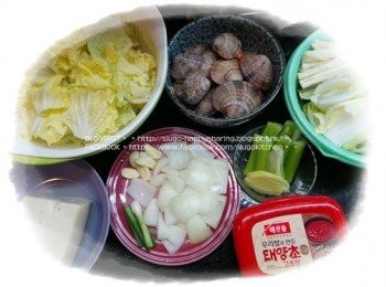 step1: 大蜆浸鹽水約1小時，洗擦乾淨，瀝乾水份。