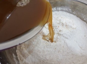 step4: 將糖水慢慢倒入粉中，攪拌均勻