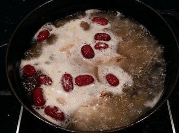 step7: 煮滾後用湯勺將湯的表面浮末撈除,這樣湯頭才會好喝色澤不混濁。