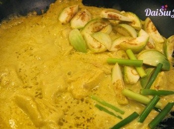 step7: 拌入矮瓜仔及蒜心，蓋上蓋子煮6分鐘。