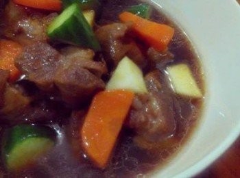 step2: 放入豬肉、胡蘿蔔於鍋中，再放入醬油、糖、水，是為了讓味道不要太過死鹹，接著轉小火繼續煮，再放入小黃瓜，快至沸騰時，最後把蘋果放入關火，盛入於盤中，配上熱騰騰的米飯，即成為美味營養的蘋果燉豬肉。