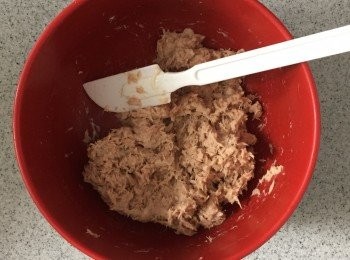 step4: 將吞拿魚隔去水分，用叉子壓碎並加入沙律醬拌勻備用。