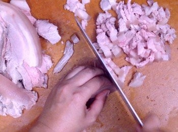 step2: 之後拿起豬肉浸清水待涼後，先用小鉗拔走剩下的豬毛，再將豬肉切小粒