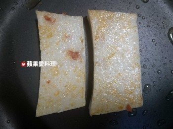 step2: 底部呈金黃色時，開鍋蓋，翻面，蓋鍋蓋續煎。