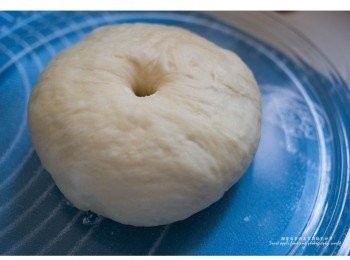 step2: 將麵包材料混合,(最後才加上牛油)、搓按麵粉約15分鐘至完成滾糰、
放入密封箱內作第一次發酵45分鐘