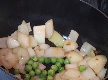 step5: 燒熱油鍋，先將洋蔥及茄子豆爆香。