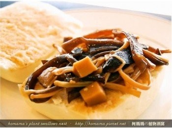 step2: 將饅頭由中間直接對切成半，接著夾取酌量的黑木耳菇菇醬，放置在其中一片饅頭上。