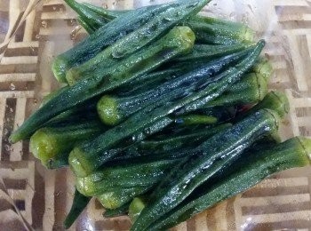 step3: 將秋葵放入大碗中,加入麻油,冷麵豉油撈勻,放置10~15分鐘待入味(可放入雪櫃雪凍味道更佳)