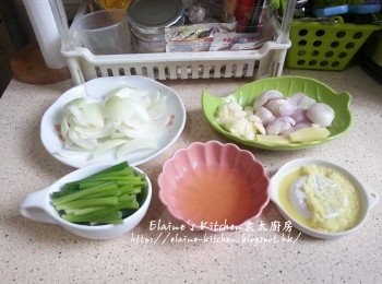 step1: 洋蔥去皮切塊 , 薑磨成蓉 , 蔥切段 , 蒜頭 , 乾蔥頭去衣拍扁 , 雞蛋只留起蛋白備用