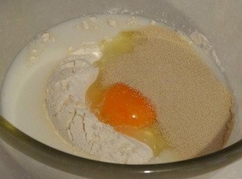 step1: 將除了無鹽奶油之外的材料放入盆中，初步拌勻備用。