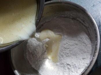 step10: 將拌好的牛奶,倒入粉內,攪勻至無粉粒