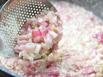 step6: 不斷的攪拌注意，讓其均勻受熱，並加入鹽稍稍調味(可不加)