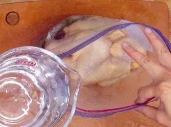 step5: 把處理好的雞身放入慢煮袋，加水後先封好備用