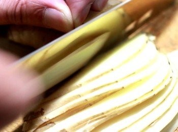 step6: 薑, 才是主要去羶的材料, 也是非常重要的。一般來說, 一斤羊肉兌二兩薑就剛好。