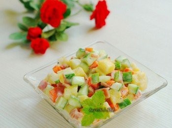 step1: 事先將馬鈴薯及胡蘿蔔水煮或蒸熟,喜歡水煮蛋也可以同時料裡。