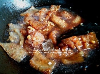 step7: 加入2杯水份量拌勻 , 用中火煮滾後蓋上蓋轉慢火炆10分鐘