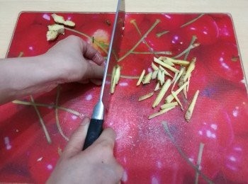 step6: 把薑、葱切絲，蒜頭切碎。