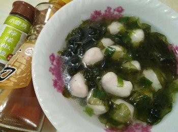 step3: 待水燒開後，再放入少許塩巴、蔥珠滾煮個2分鐘，