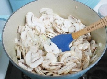 step2: 洋蔥香氣出來後將切片的蘑菇加入一塊炒~