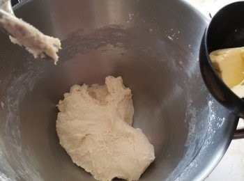 step2: 當所以材料搓成麵糰後加入16g牛油再搓揉