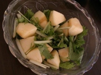 step2: 1.將水菜逐一洗淨去根後，分切成段。
2.蘋果洗淨後，削去外皮，分切成塊狀。
3.將<span class="group_1">食材</span>放入碗中，並添加由蘋果醋與橄欖油調和成的醬汁。