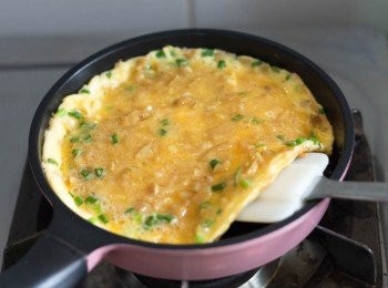 step6: 直到雞蛋四至五成熟而底部有厚度就可以整塊反轉另一面煎熟，即可上碟