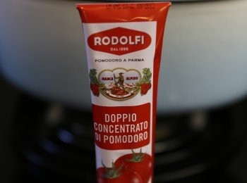 step6: 煮滾加茄膏
煮滾之後用細火煮一小時以上