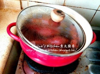 step3: 期間將蕃薯反一反另一面 , 蓋上蓋繼續用慢火煮