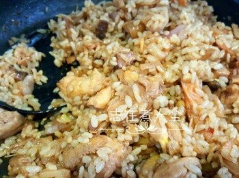 step7: 加入白飯炒至粒粒分明，每粒也沾滿醬汁
