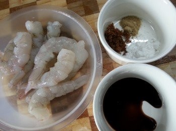 step2: 再用<span class="group_2">醃蝦料</span>醃15分鐘以上待入味