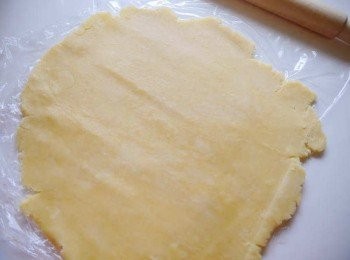 step9: *取出麵糰後，底下墊保鮮膜輕輕桿麵皮，桿成比派盤還要大的面積。