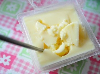 step3: 另外將桂冠芙蓉豆腐打開後，以筷子輕輕攪碎豆腐