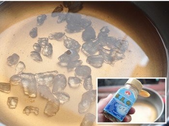 step3: 接著將果茶滾煮，放入適量冰糖煮至溶化(也可以不加冰糖)，加入寒天粉攪拌滾煮後，再等稍微冷卻(未結凍狀態)