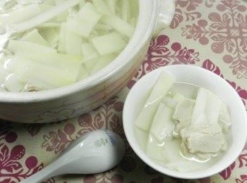 step4: 桶筍本身有調過味，所以會比較酸鹹，建議使用前可以泡一下熱水，洗去多餘的調味料，調味前先試試湯頭喔！