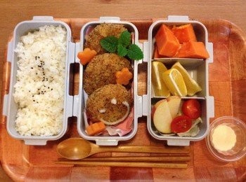 step6: 還可以幫老公帶愛妻便當喔，配上水果沙拉，解油膩剛剛好呢