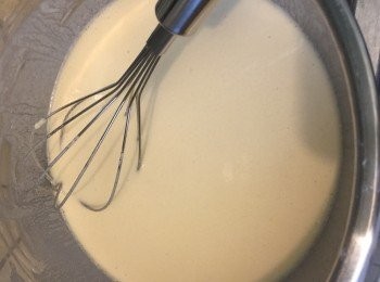 step1: 先把麵粉、木薯粉、水和蛋調匀成一個幼滑的粉漿備用。蔥切粒、蒜頭切碎、蝦米浸水半小時，然後沖數次水洗淨瀝乾備用。