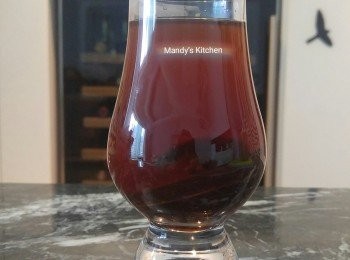 step12: 先用凍滾水沖檸檬, 之後加入熱水攪混即可。如唔舒服可直接食陳皮冰糖燉檸檬。如果檸檬呈現琥珀色, 檸檬起膠質, 這樣的檸檬即非常成功。