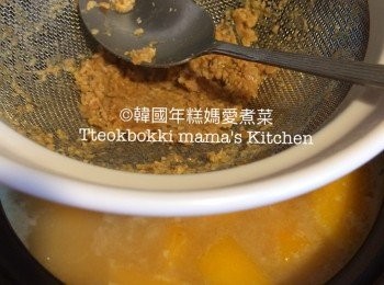 step5: 用篩篩過麵豉醬，湯不會有粗麵豉粒。