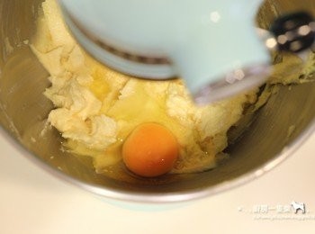 step3: 一次加入一顆雞蛋，倒入檸檬汁，攪拌混合。（或將三顆雞蛋一起打散，分三次倒入蛋液混合)。
